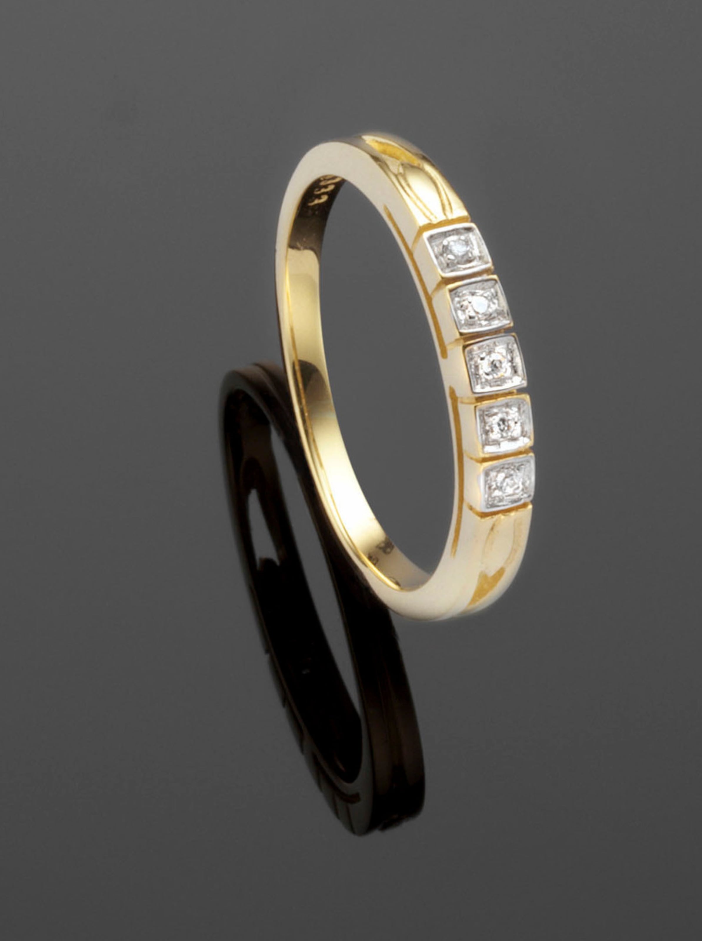 ATA mit günstig Kaufen-Ring in Gelbgold von heine. Ring in Gelbgold von heine <![CDATA[Ring mit funkelnder Brilliant-Schiene. LGW/P2 /gut. Mit Zertifikat.]]>. 