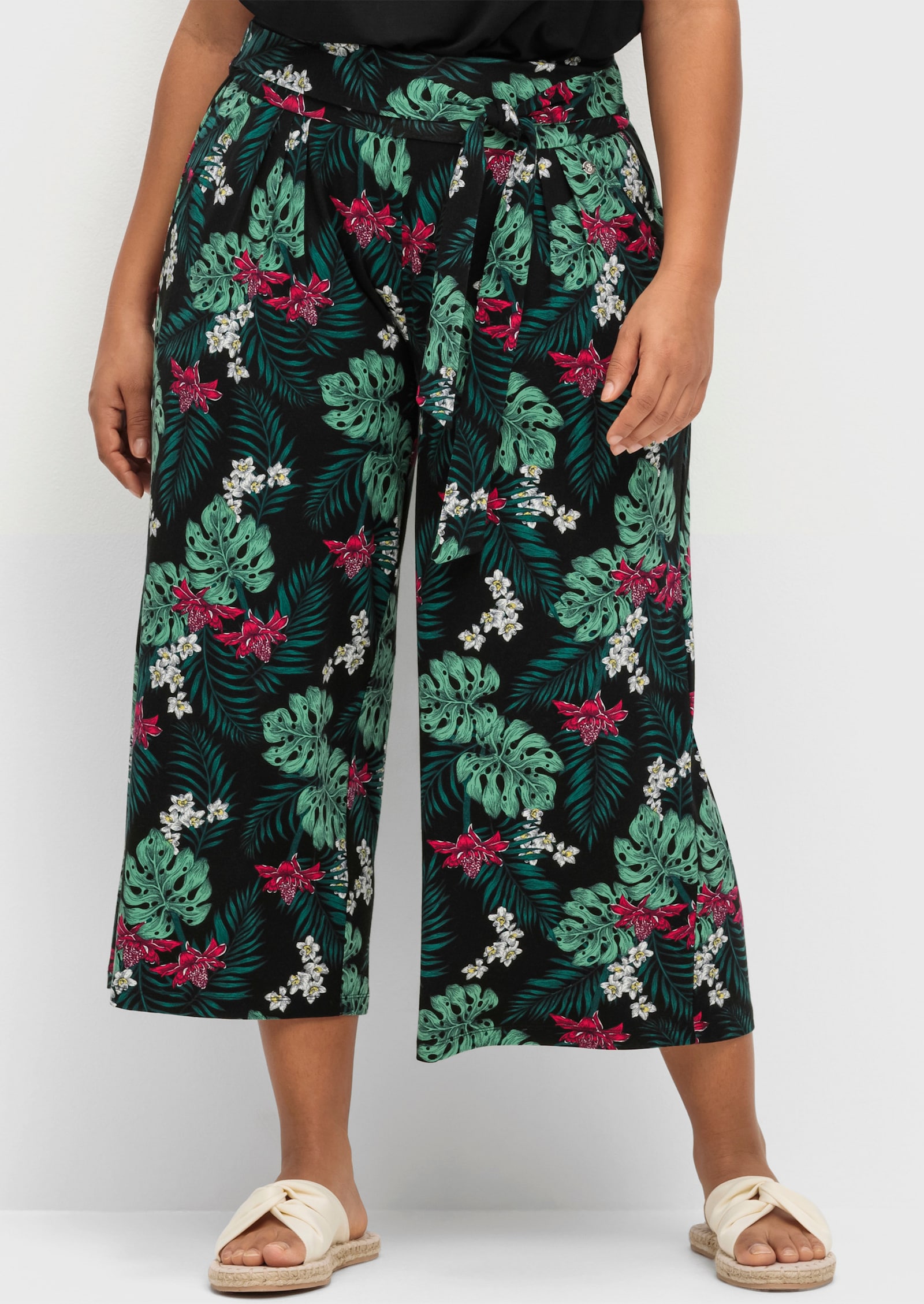 sheego Culotte mit tropischem Muster - schwarz-gemustert