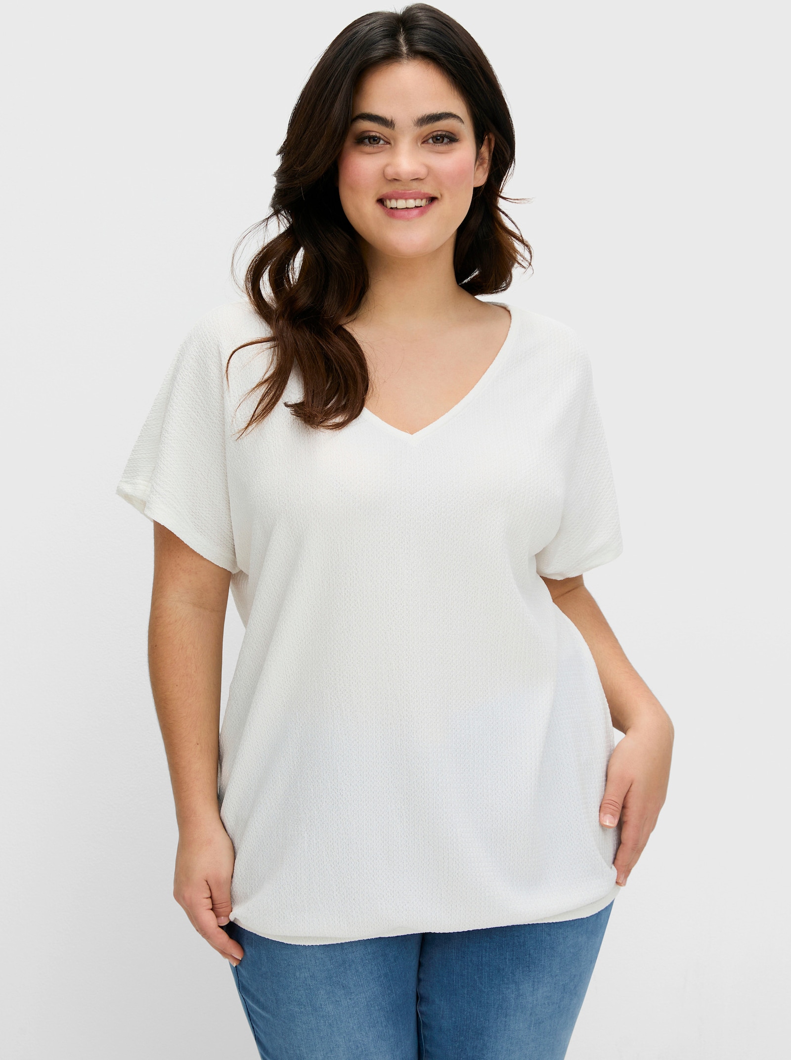 sheego V-Shirt aus Struktur-Jersey, mit Gummizugsaum - weiß