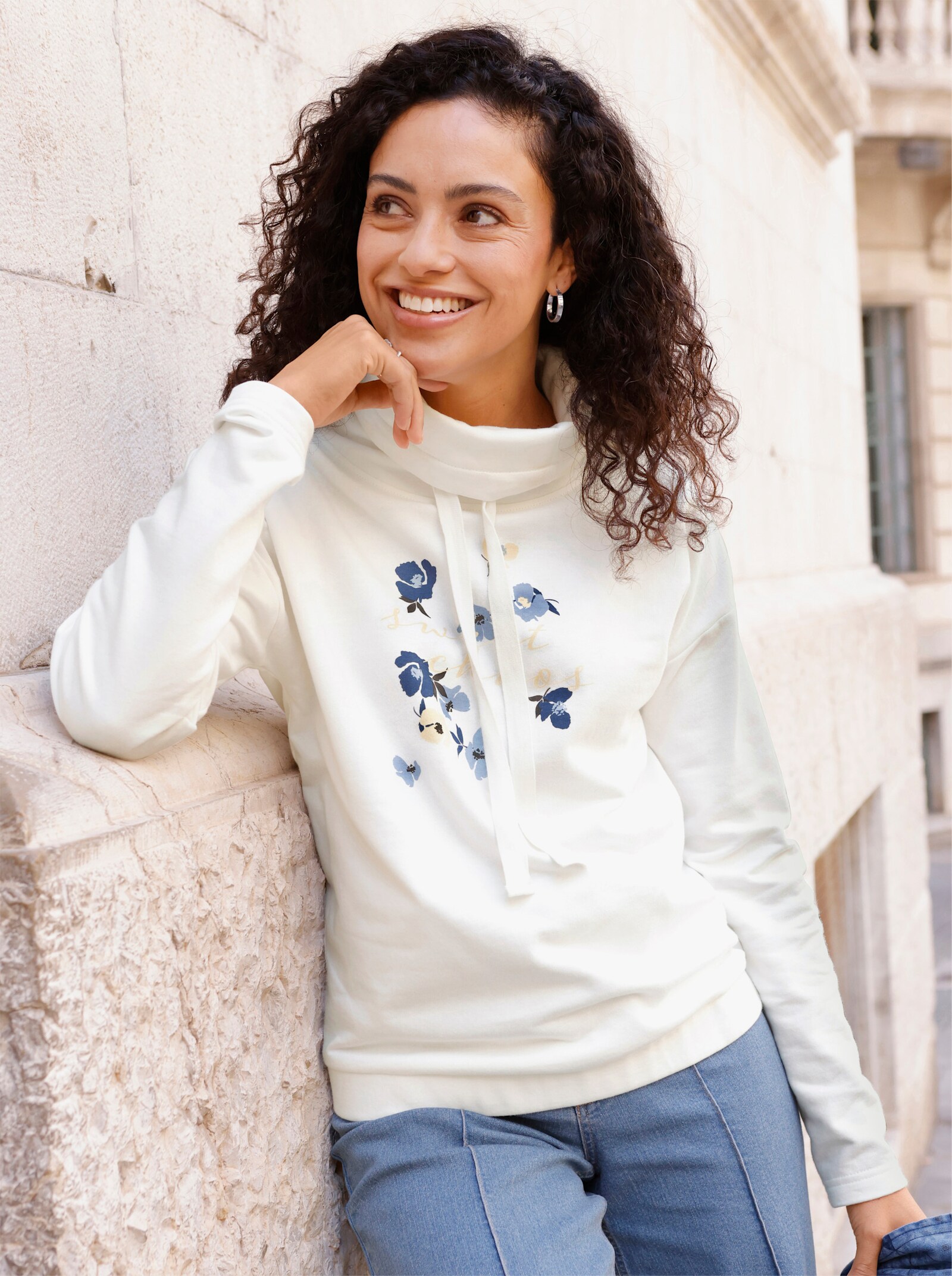Sweatshirt mit weitem Rollkragen - ecru-bleu