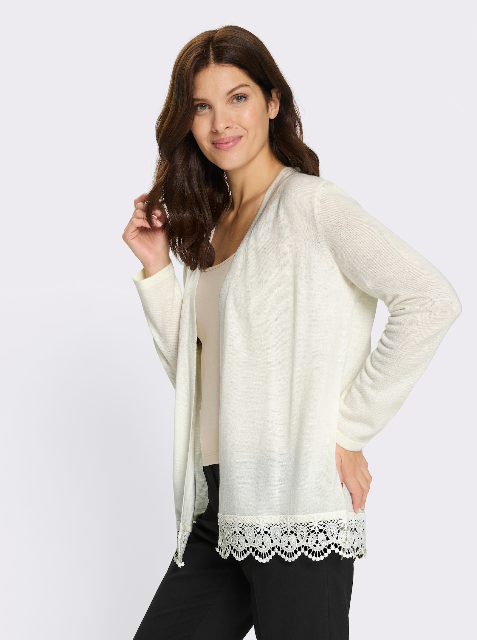 Strickjacke mit Spitze am Saum - ecru