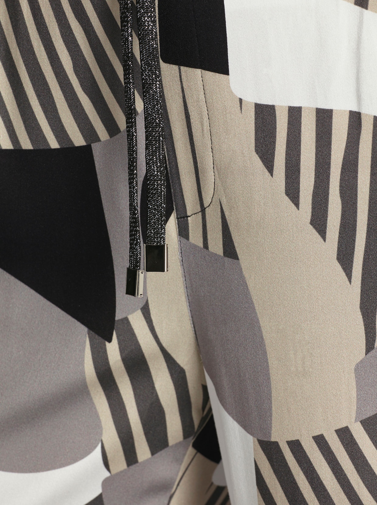 sheego Marlene-Hose mit Grafikprint - schwarz-grau-bedruckt