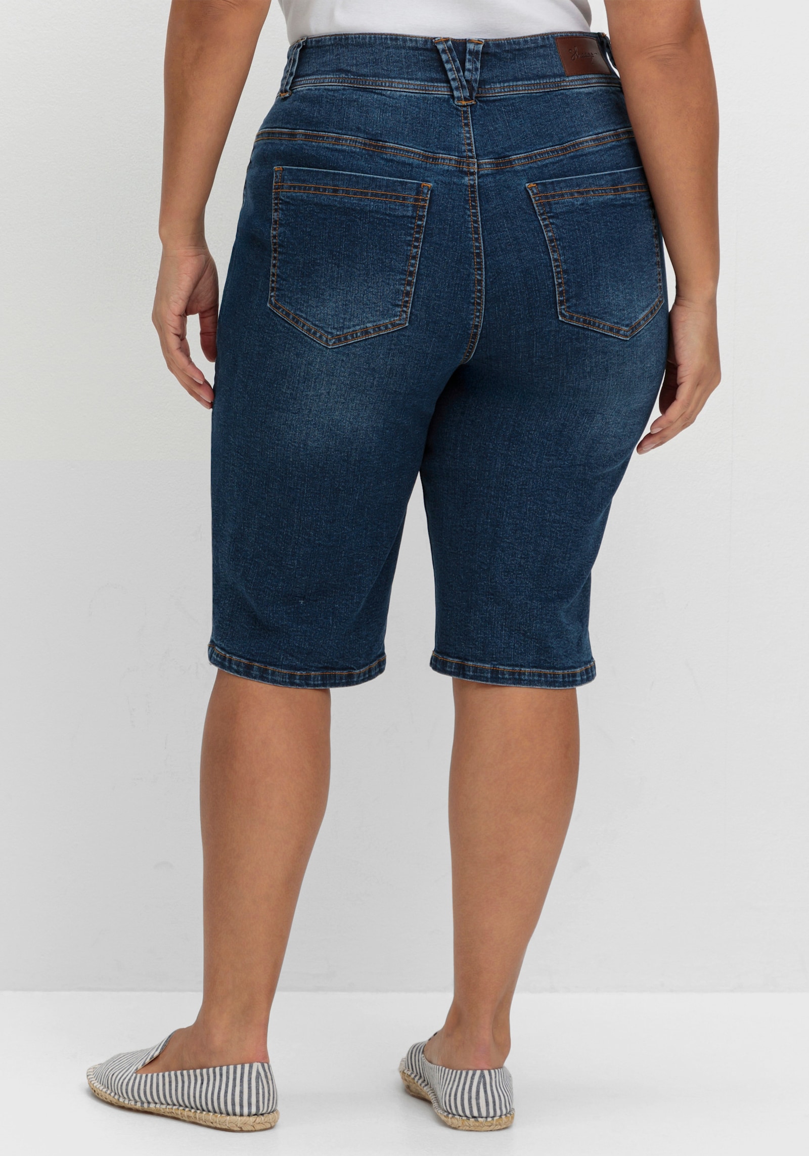 sheego Jeansbermuda in curvy snit MANUELA - dark blue denim