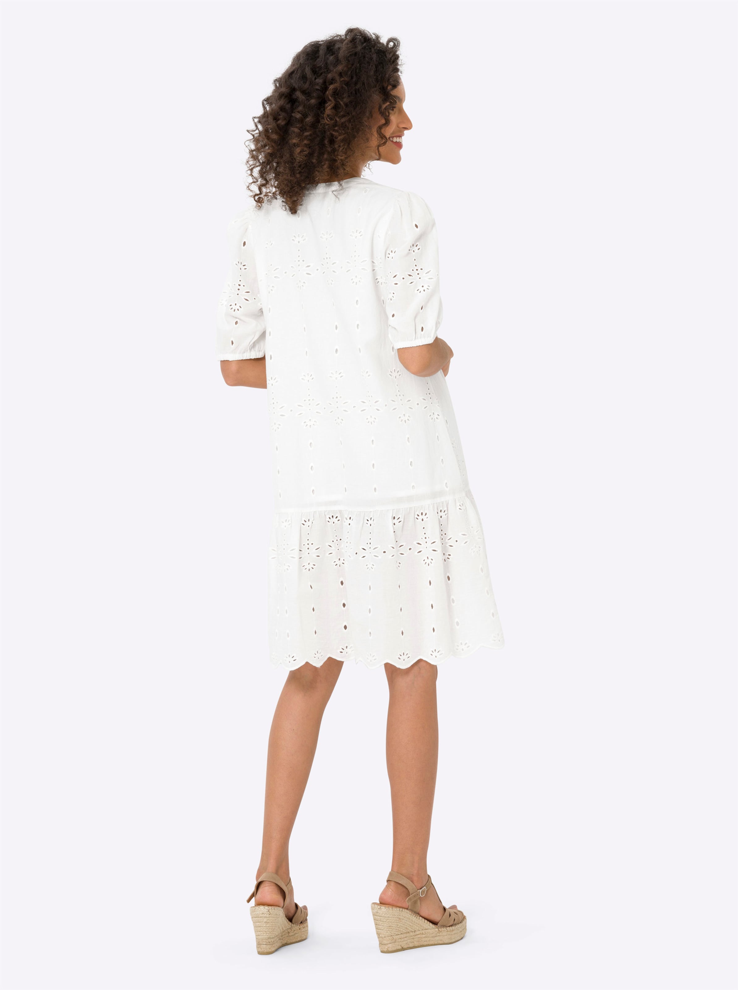 ck TSA günstig Kaufen-Kleid in weiß von heine. Kleid in weiß von heine <![CDATA[Kleid Feminin mit aufwendiger Lochstickerei allover. In lässiger A-Form, mit langer Knopfleiste und Volantsaum. Rundhals-Ausschnitt mit V und kurzen Puffärmeln. Unterstützt die Initiat