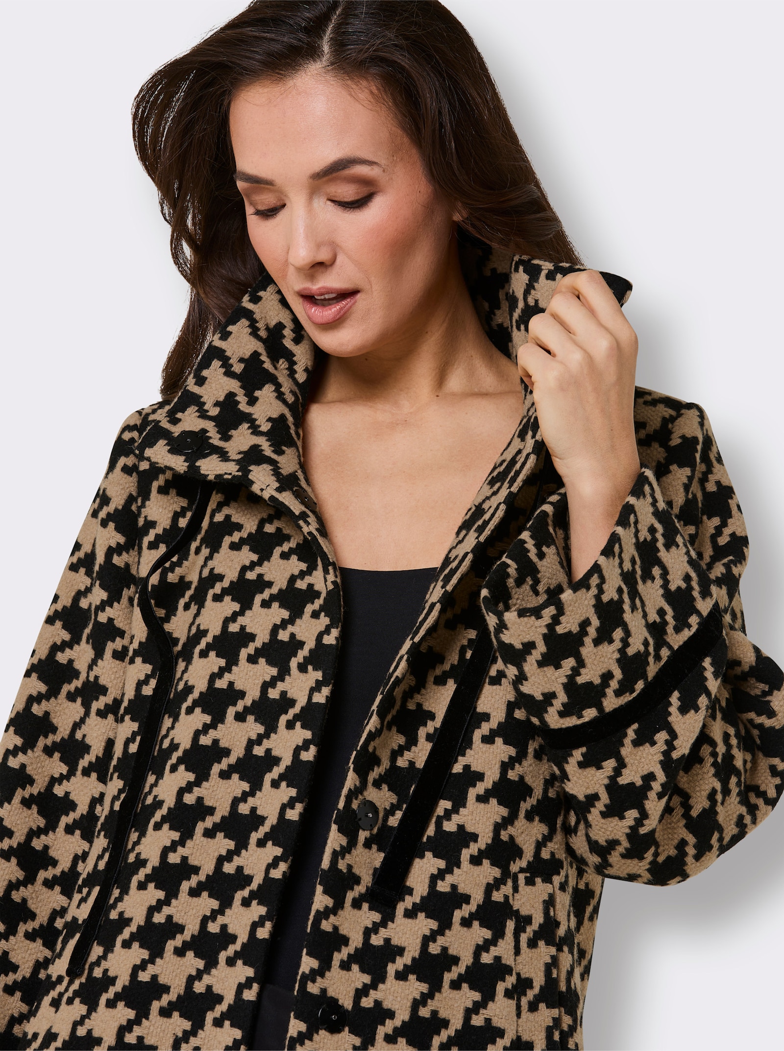 Manisa Wolljacke mit Samt-Verzierungen - schwarz-camel-gemustert