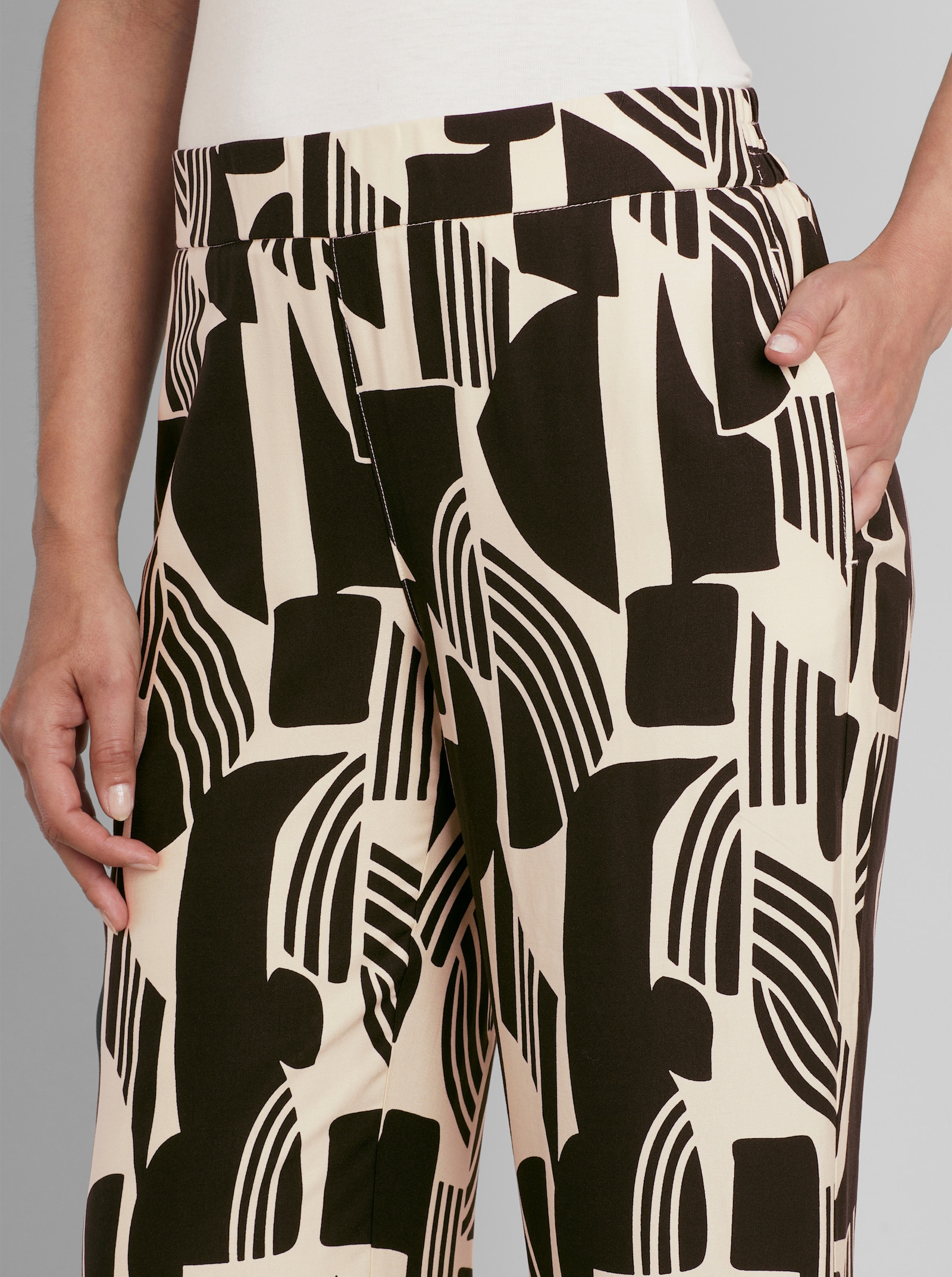 heine Schlupfhose mit Grafik-Dessin - schwarz-sand-bedruckt