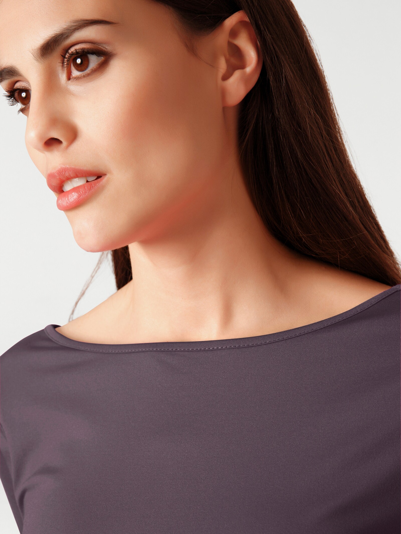 heine Kurzarmshirt mit V-Ausschnitt hinten - pflaume