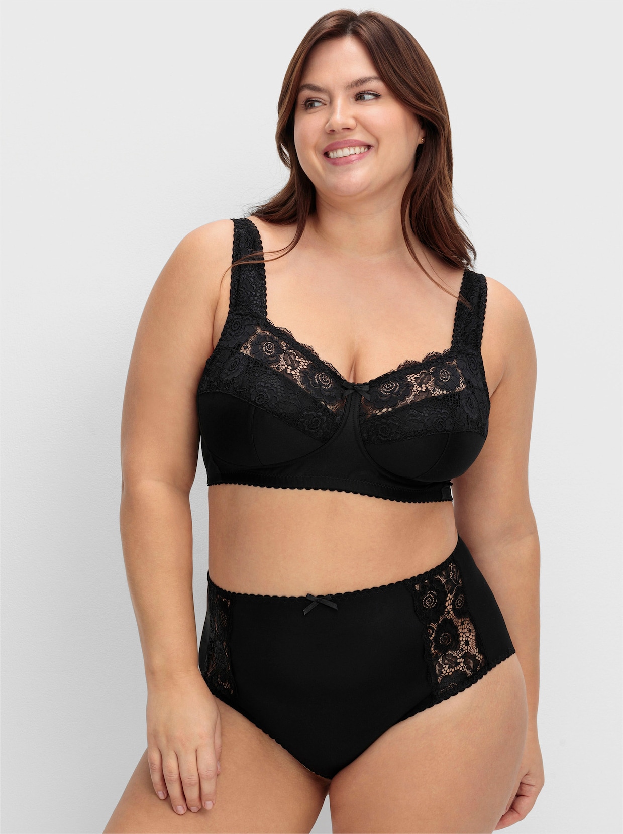 sheego Bügelloser BH mit Spitze, wattierte Cups - schwarz