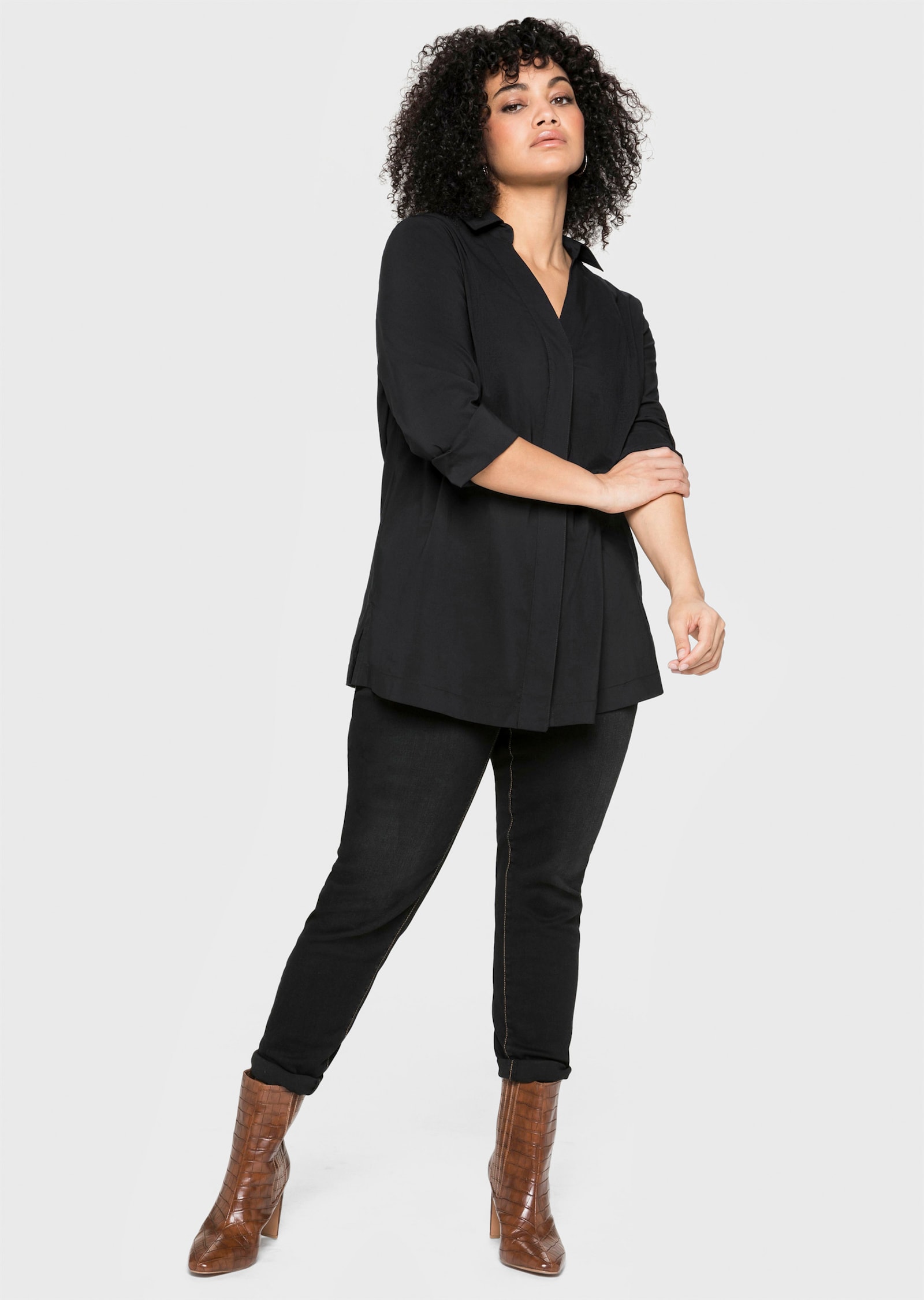 sheego Hemdbluse mit tiefem V-Ausschnitt - schwarz