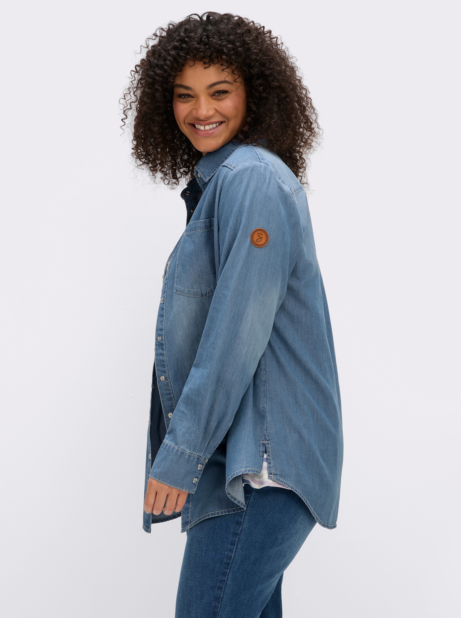sheego Jeansbluse in leichter Waschung - blue-bleached