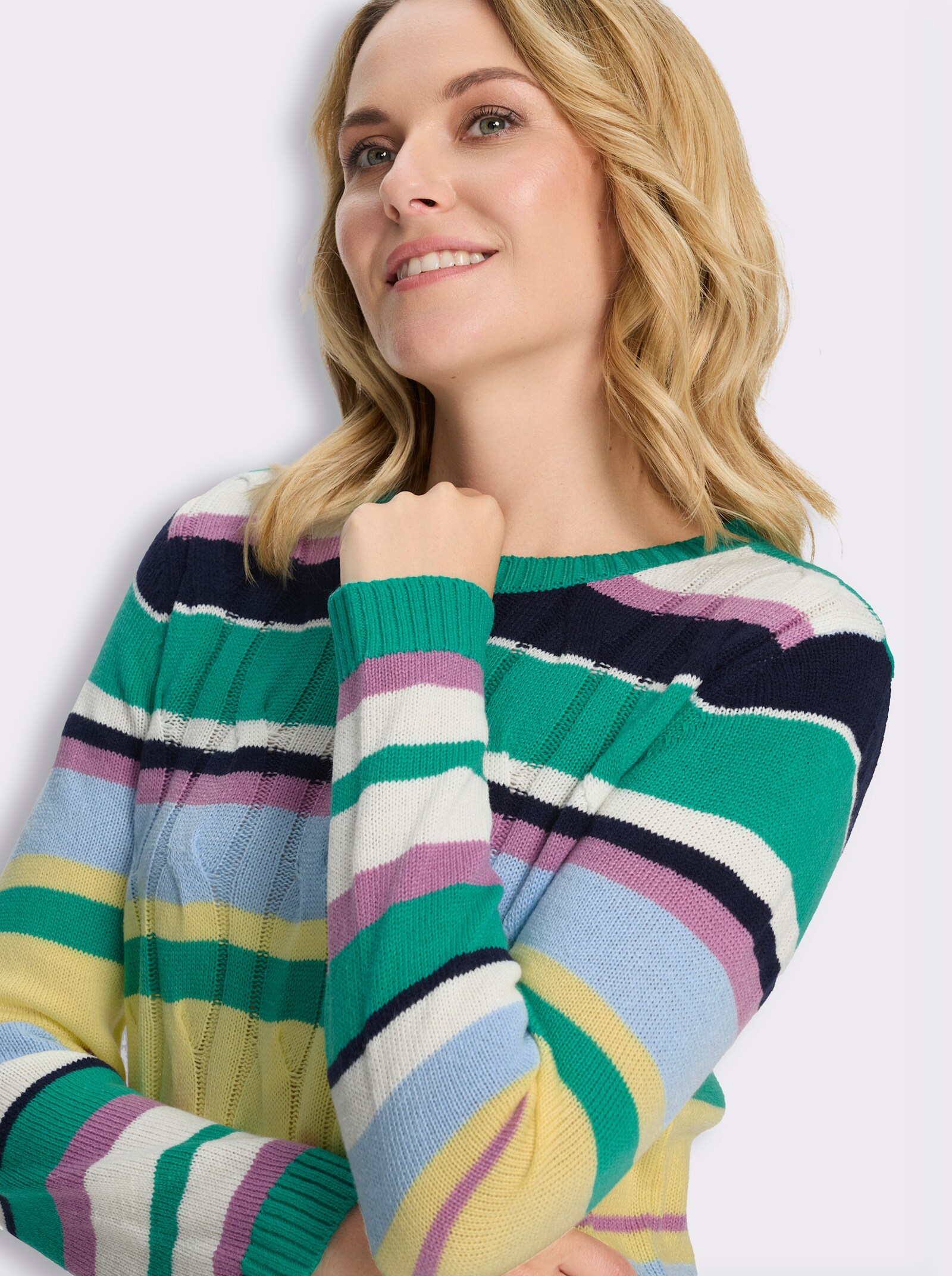 Pullover mit Zopf- und Streifenmuster - smaragd-ecru-geringelt