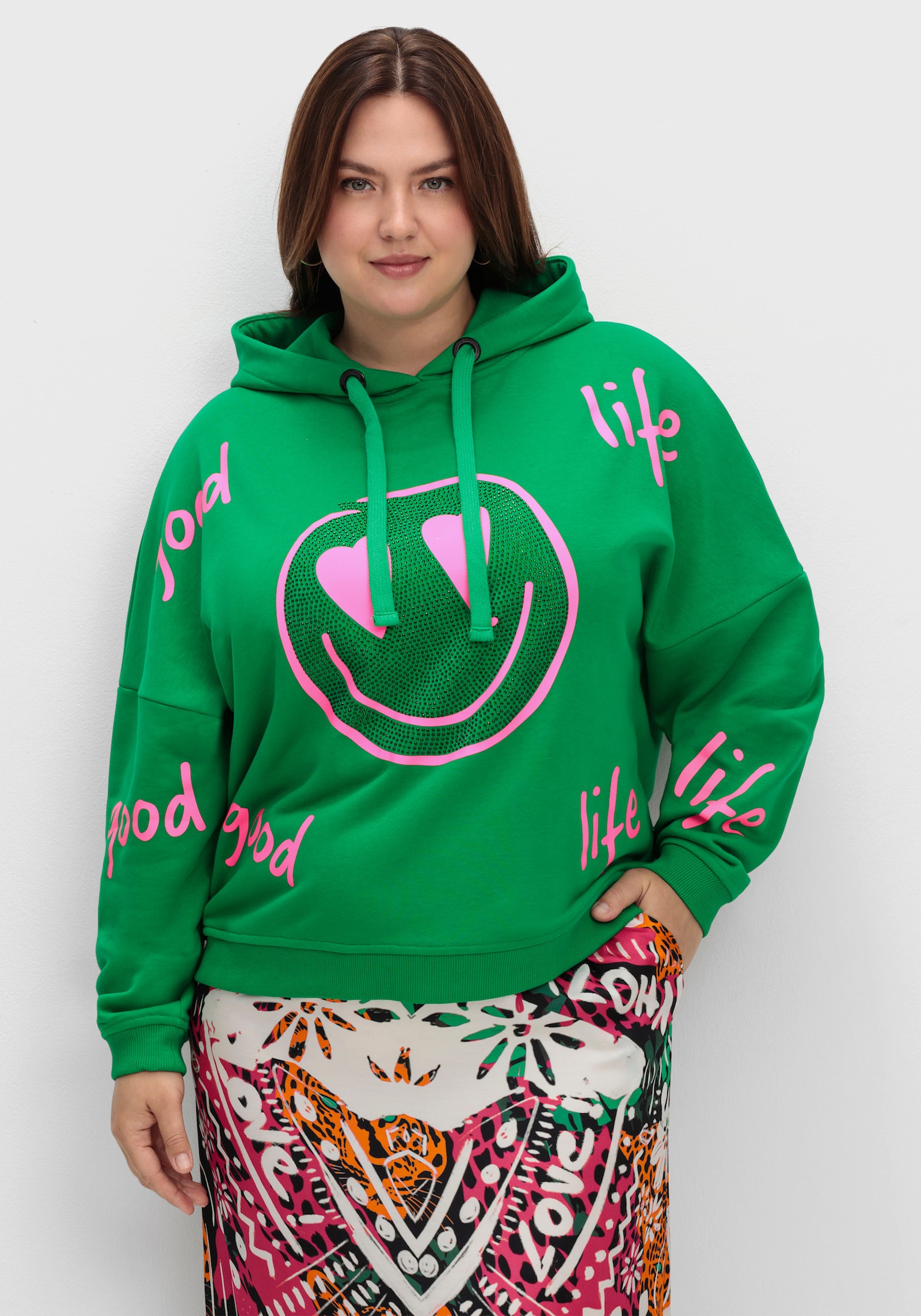 sheego loves miss goodlife Kapuzensweatshirt mit Smiley-Druck und Glitzersteinen - dunkelgrün-bedruckt