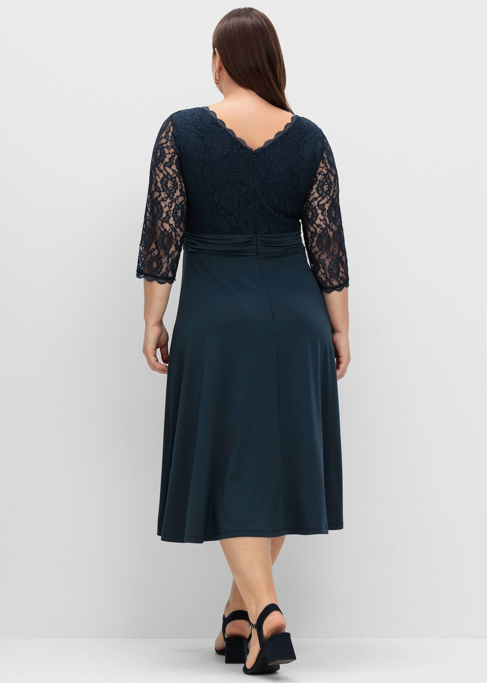 sheego Robe de soirée avec haut en dentelle florale - bleu nuit