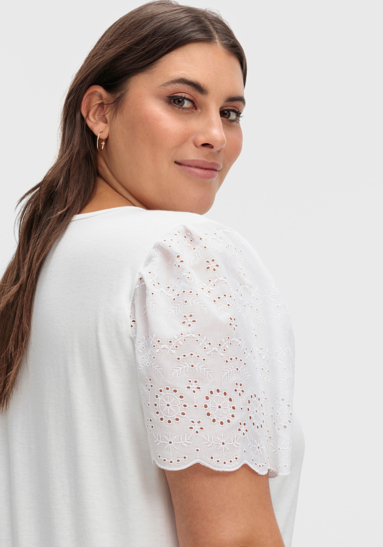 Kurzarmshirt mit Lochstickerei - weiß