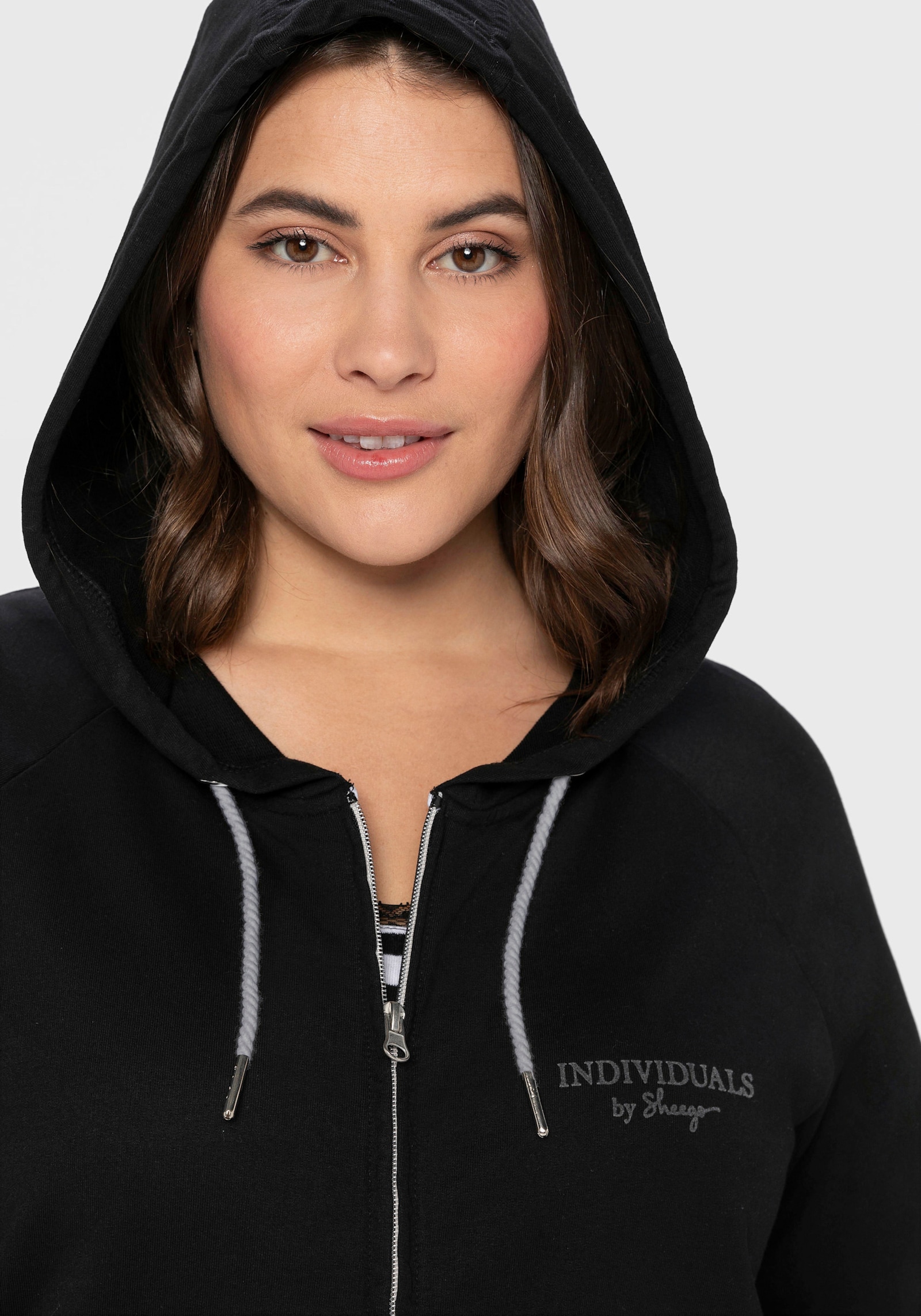 sheego Sweatjacke mit Kapuze - schwarz