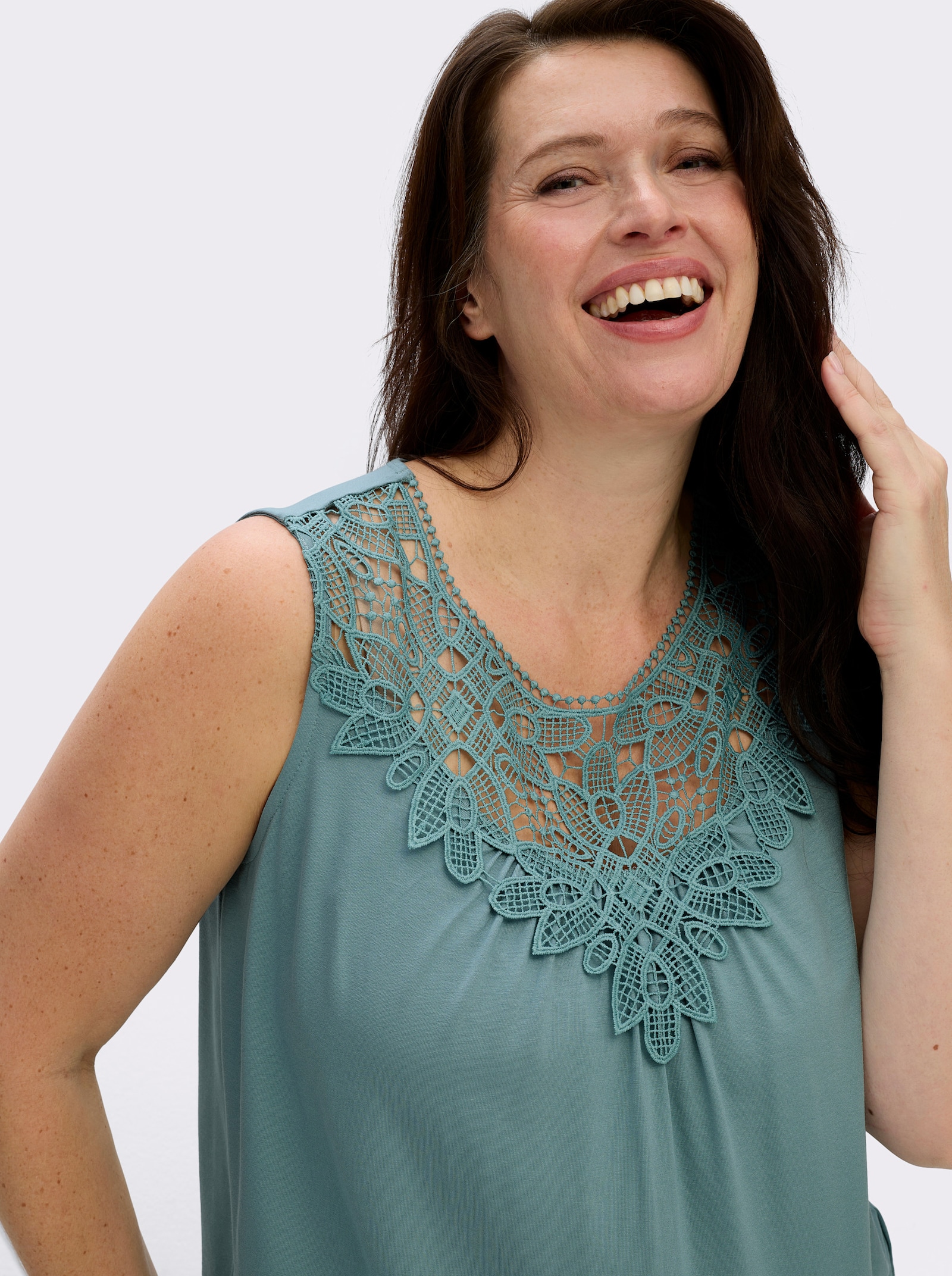 Shirttop mit Spitze am Ausschnitt - jade