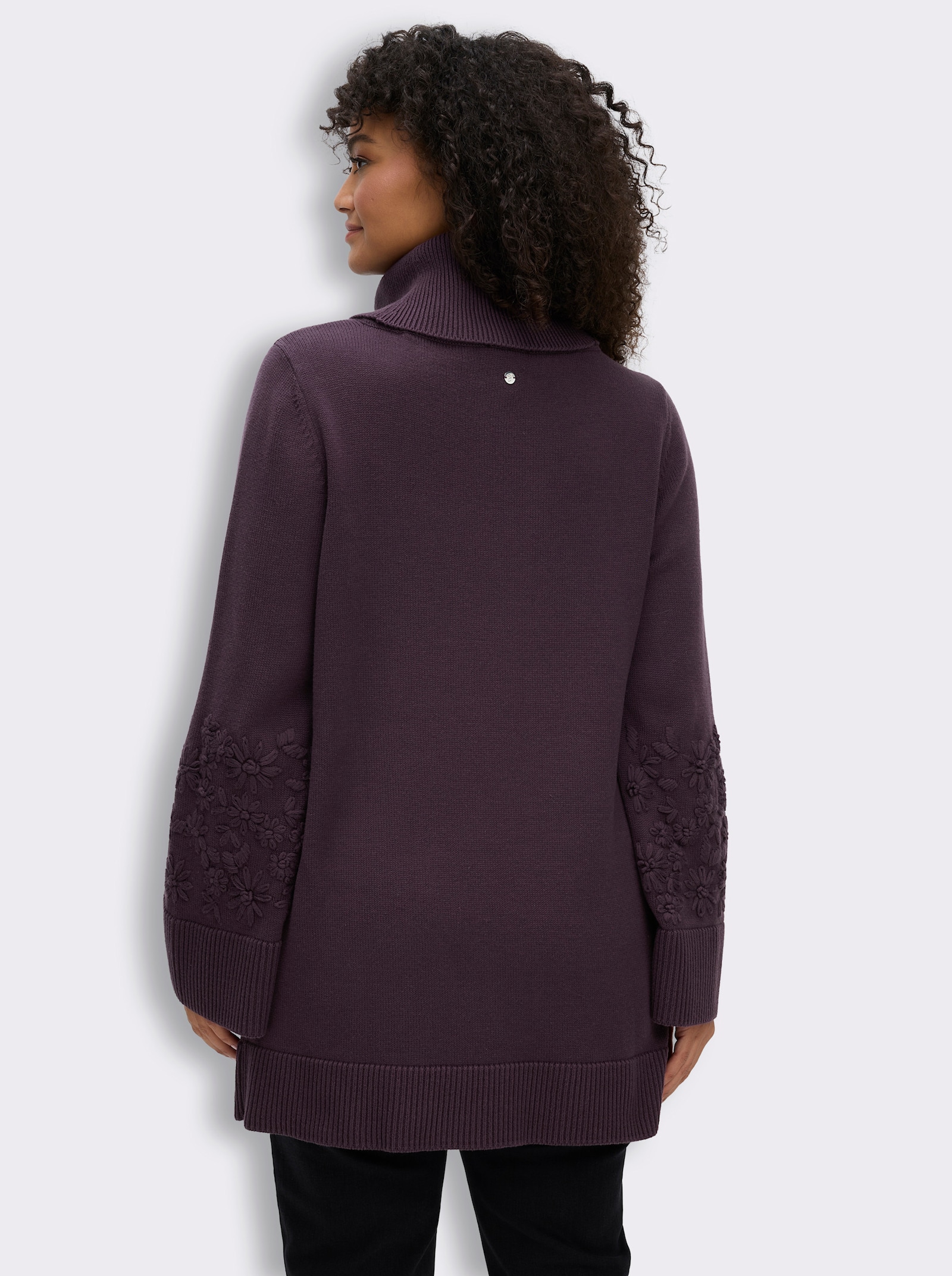 sheego Rollkragenpullover mit Stickereien am Ärmel - aubergine