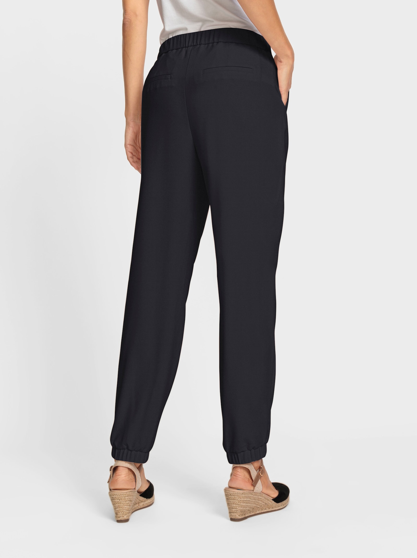 Hose mit elastischen Beinabschlüssen - schwarz