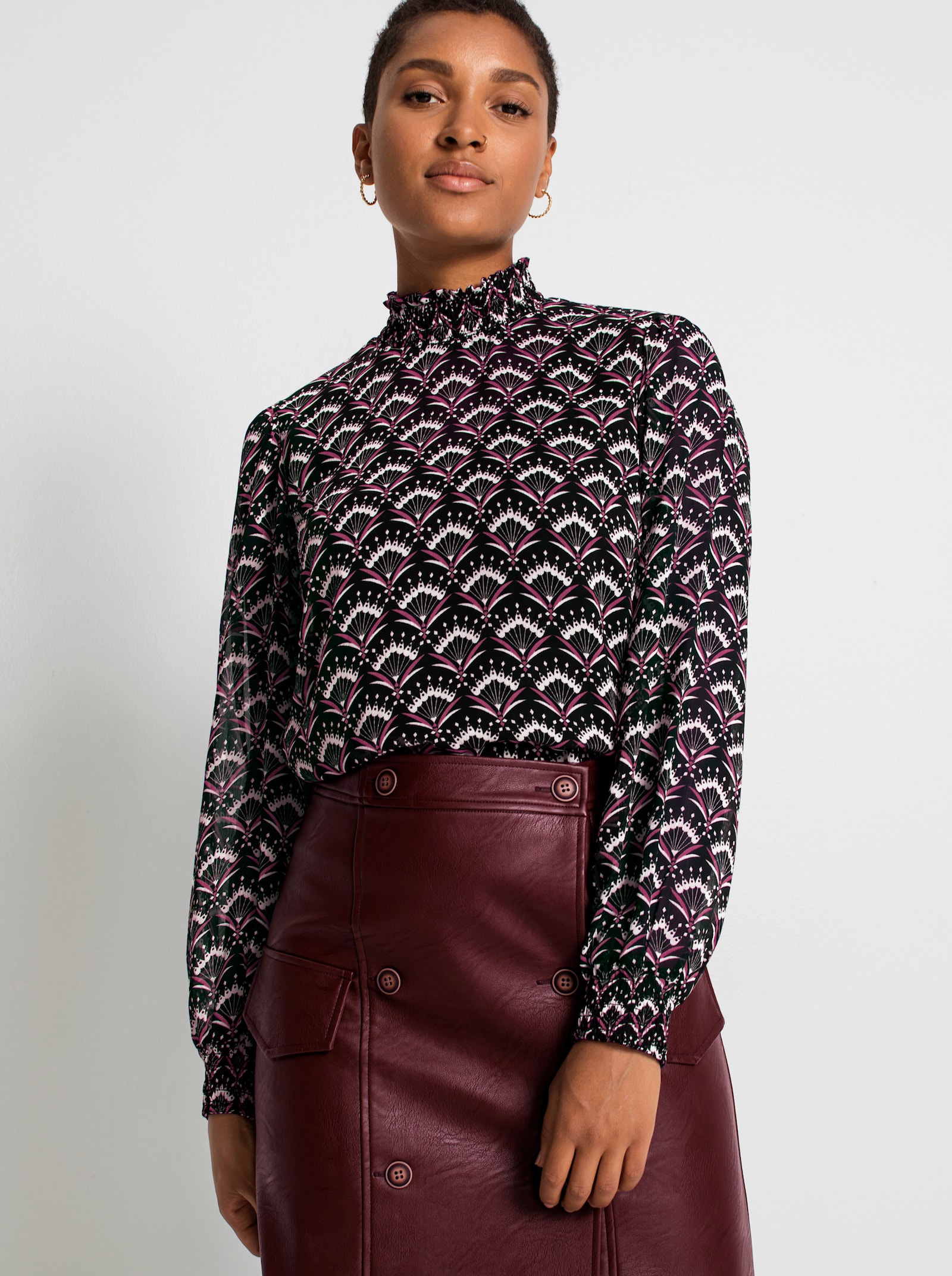 Druckbluse mit Smok-Bündchen - schwarz-ecru-gemustert