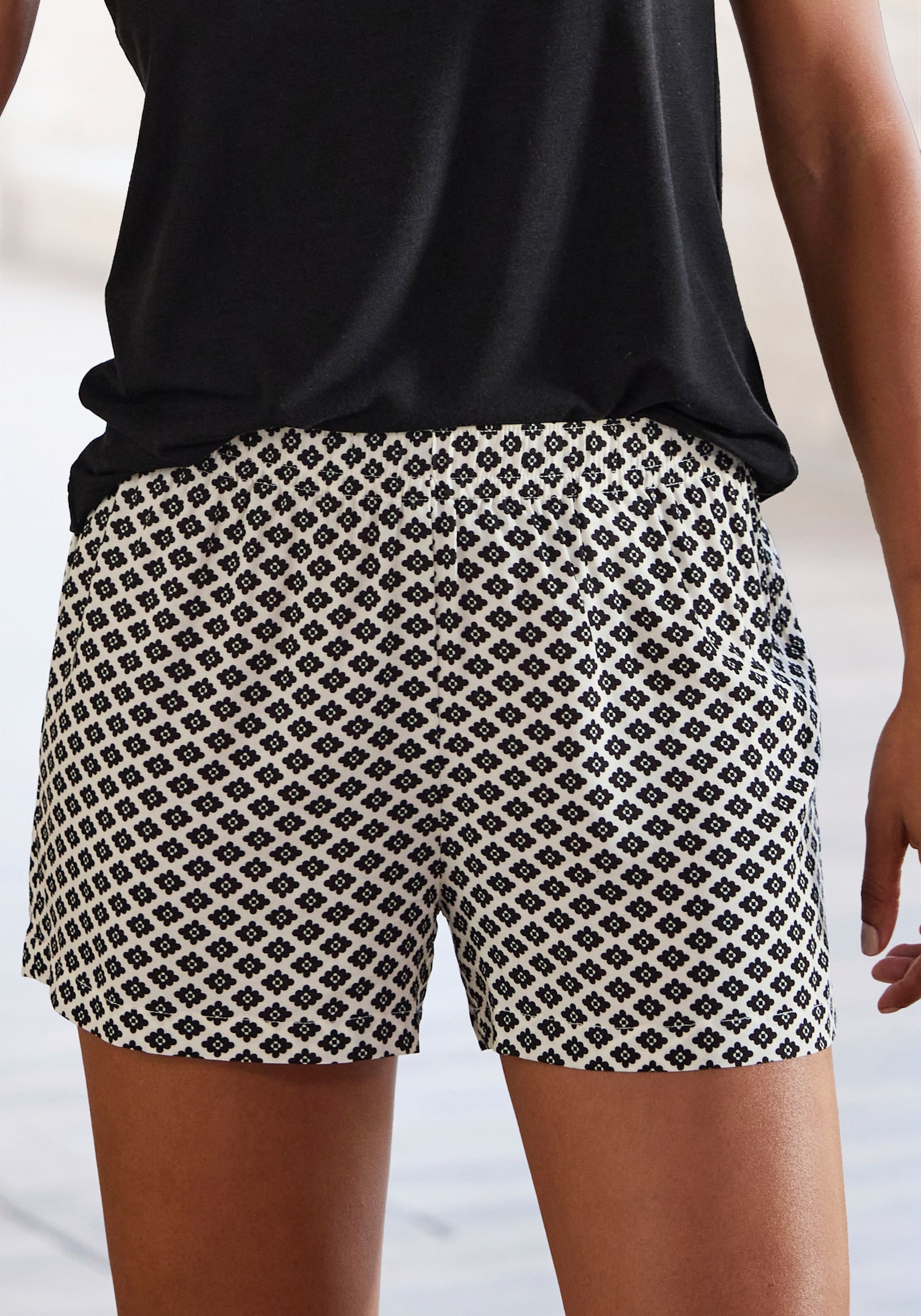 LASCANA Pyjamashorts - schwarz-weiß-gemustert