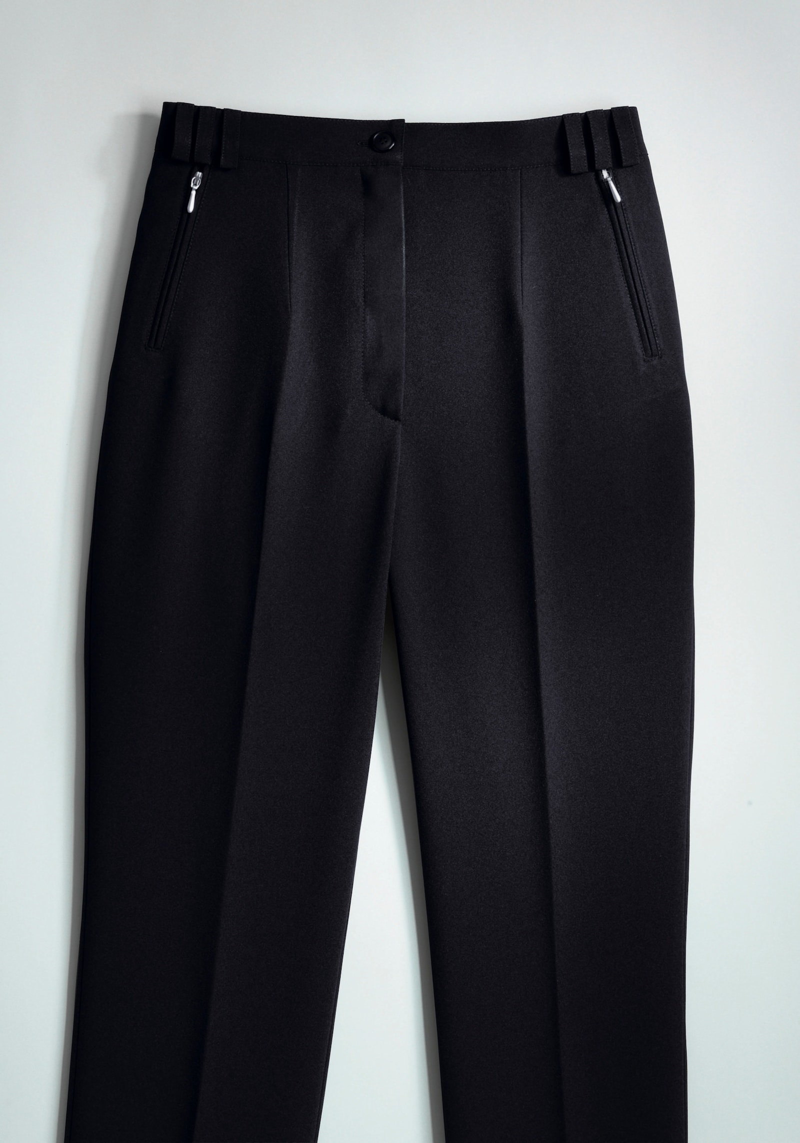 Nohavice s pukmi a elastickým pásom - čierna