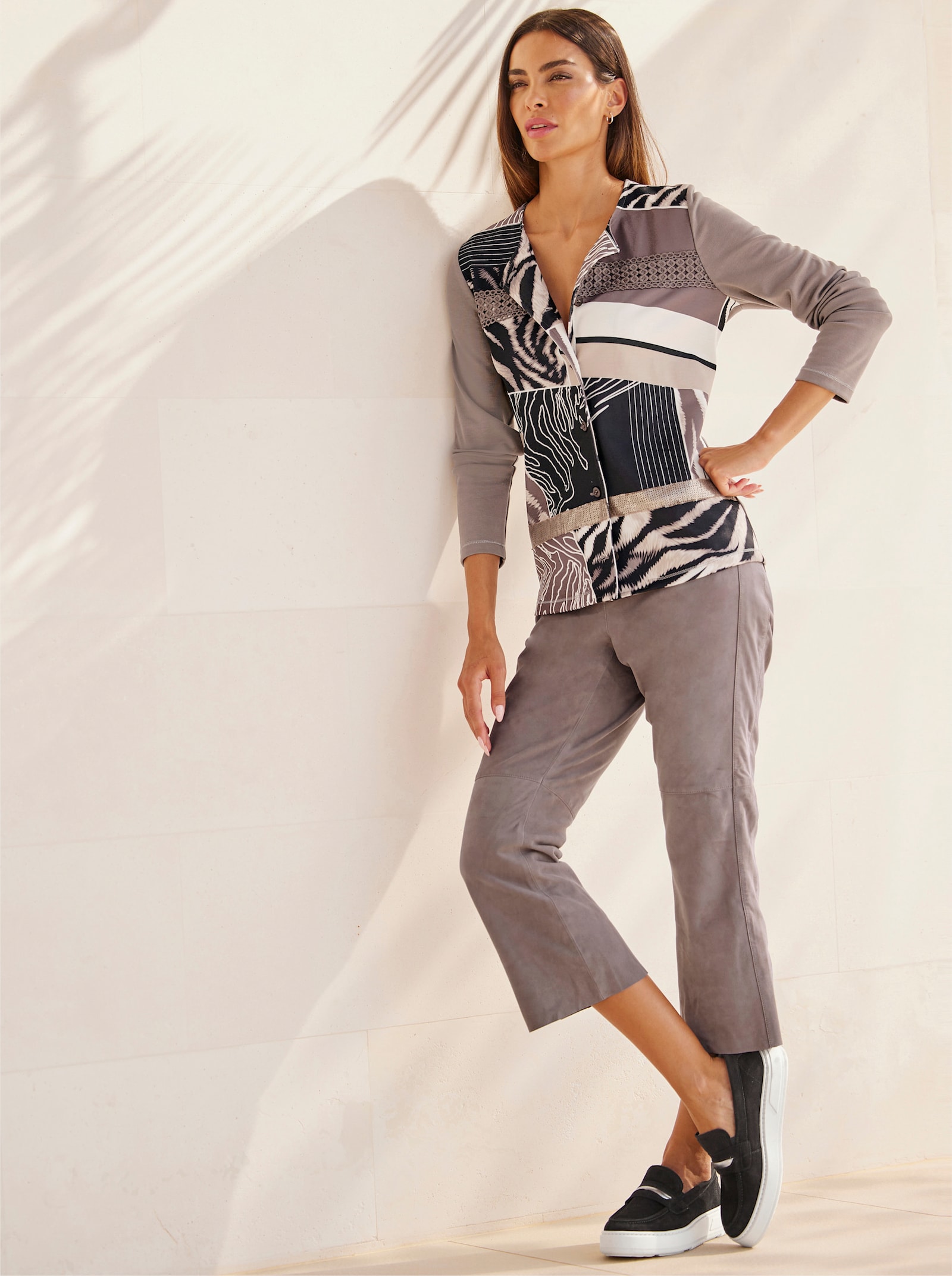 heine Shirtjacke mit Spitze und Pailletten - taupe-schwarz-bedruckt