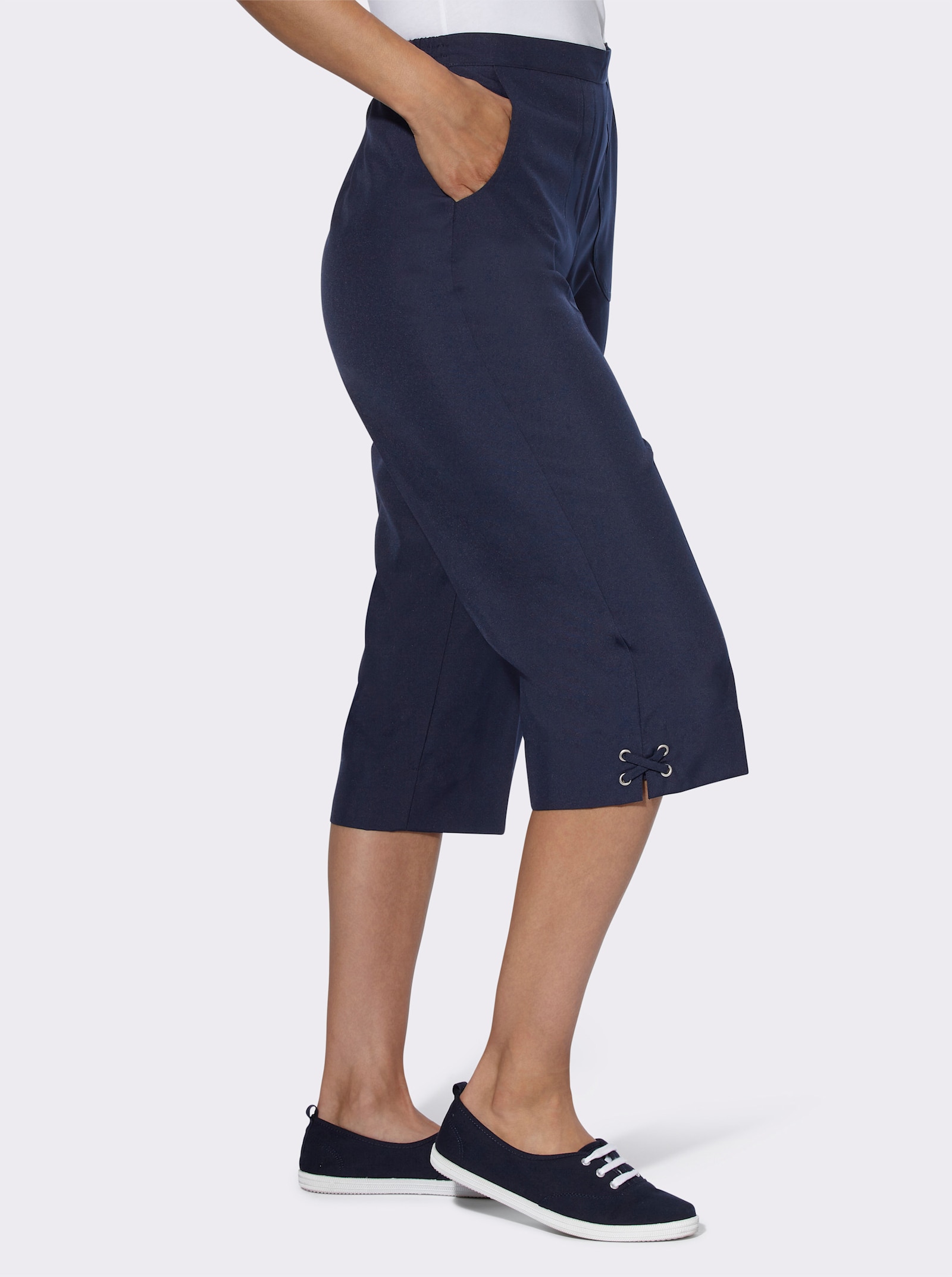 Caprihose mit Bändchen- und Ösenverzierung - marine