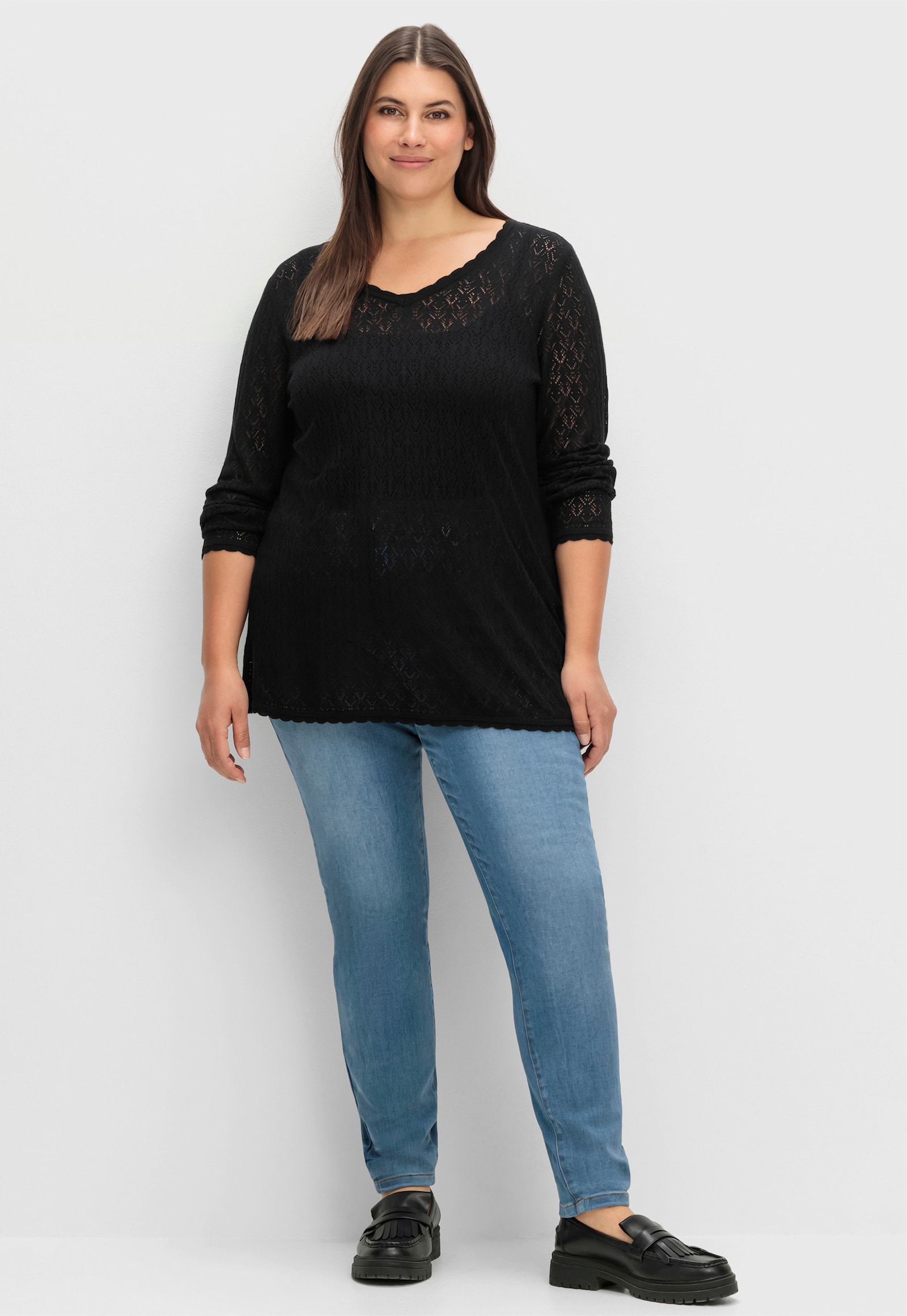 sheego Ajourpullover in leichter A-Linie - schwarz