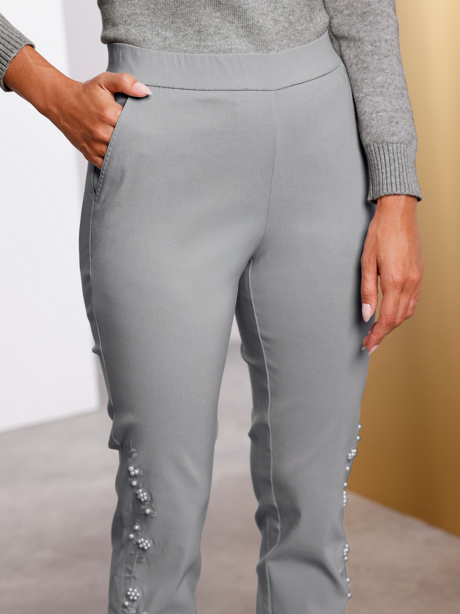 Bengalinhose mit Blüten- und Glitzersteinchen-Verzierung - steingrau