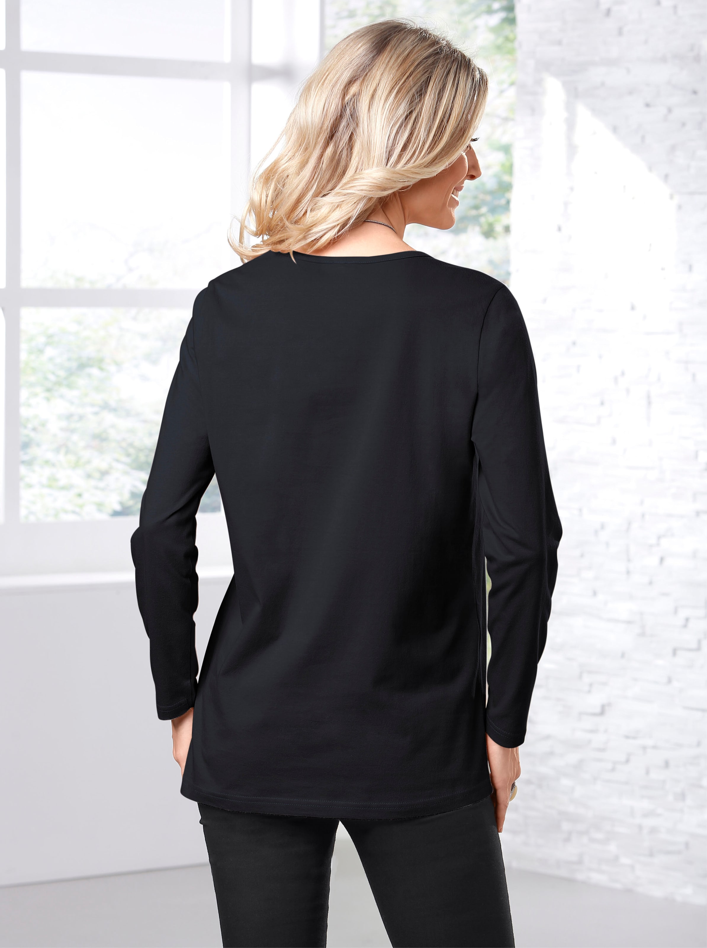 B2/Schwarz  günstig Kaufen-Langarmshirt in schwarz von heine. Langarmshirt in schwarz von heine <![CDATA[Figurschmeichelndes Shirt für unbegrenzten Kombispaß!]]>. 
