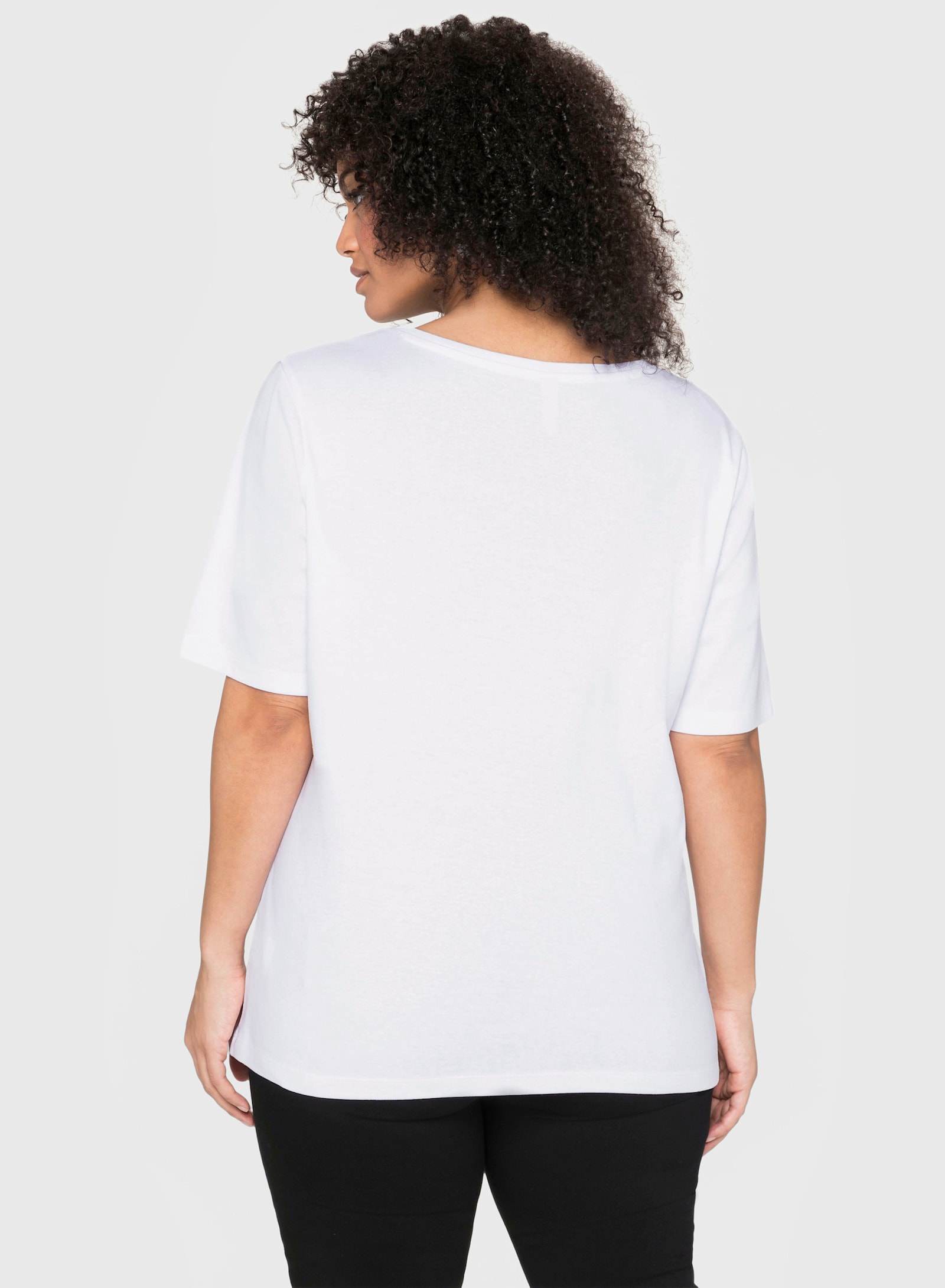 sheego T-Shirt mit tiefem Rundhalsausschnitt - weiss