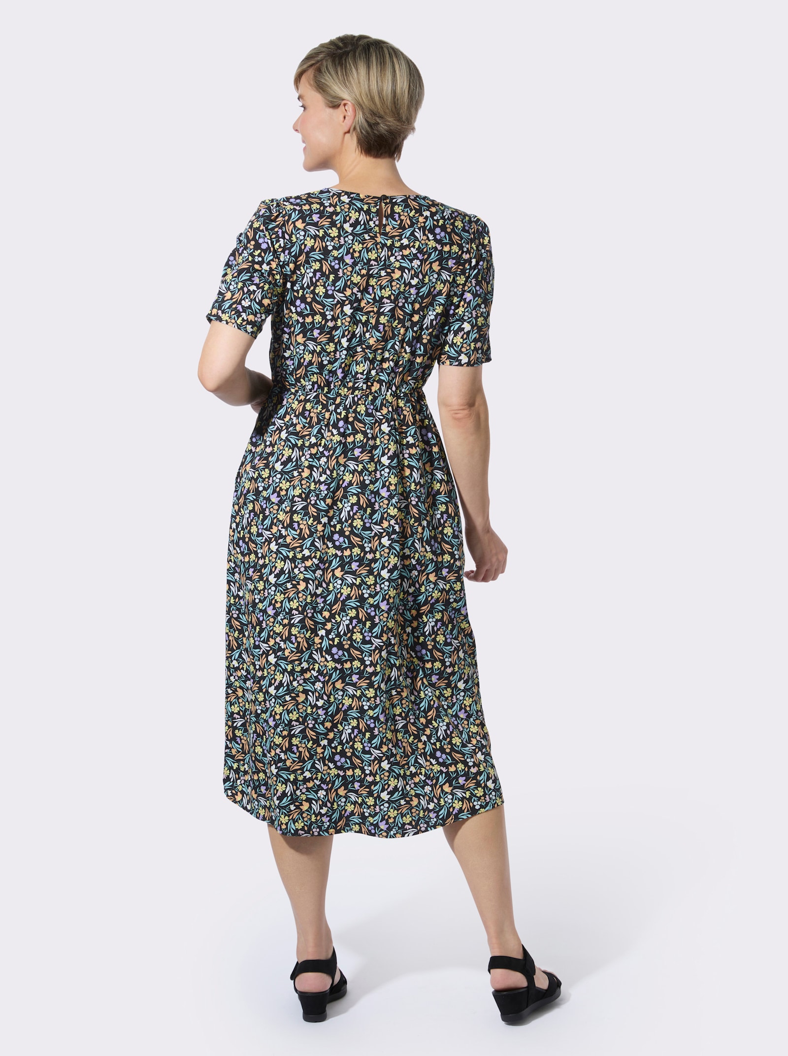 Sommerkleid mit floralem Muster - schwarz-apricot-bedruckt