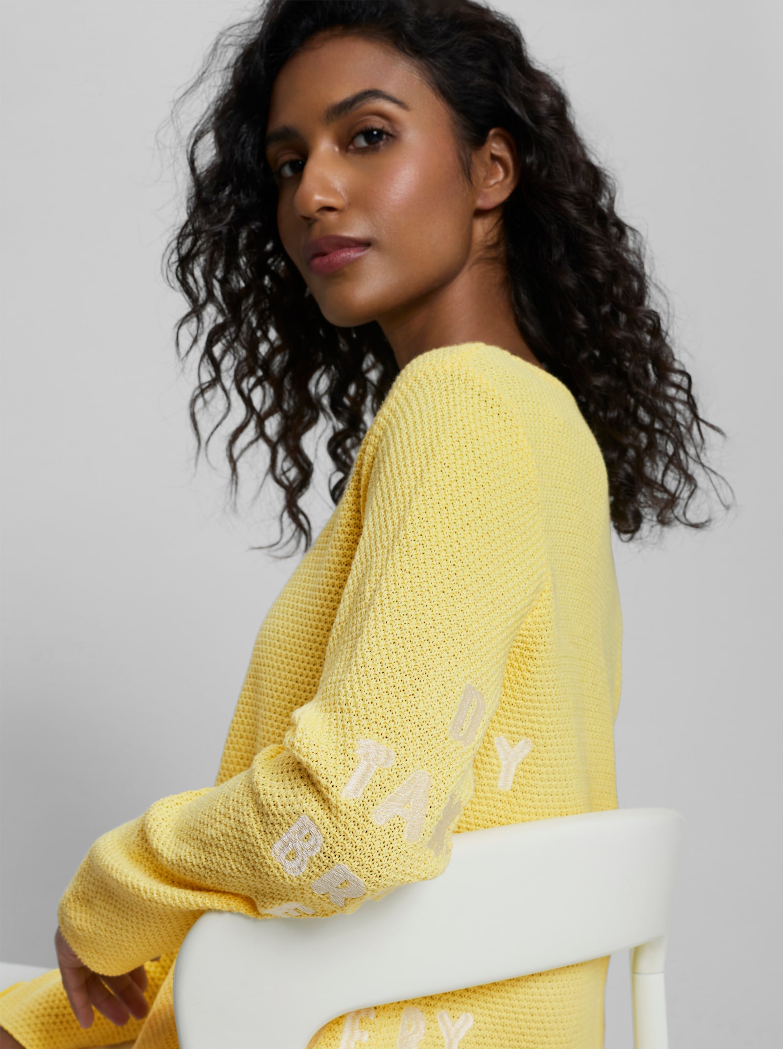 heine Pullover mit gestickter Schrift - zitrone-ecru-gemustert