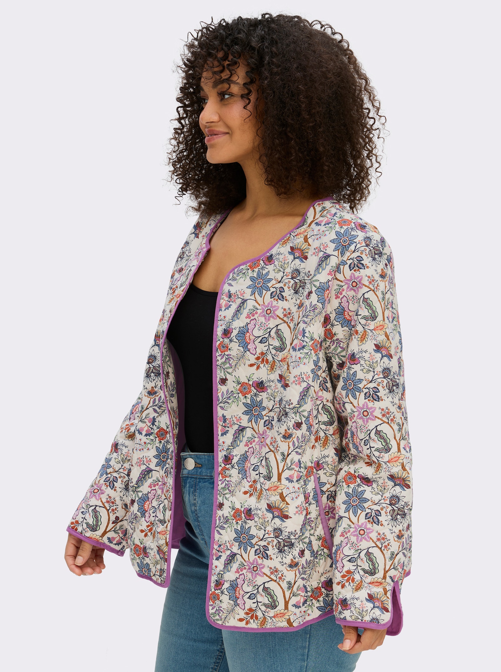 sheego Veste matelassée avec motif floral - couleur ivoire-bleu foncé à motifs