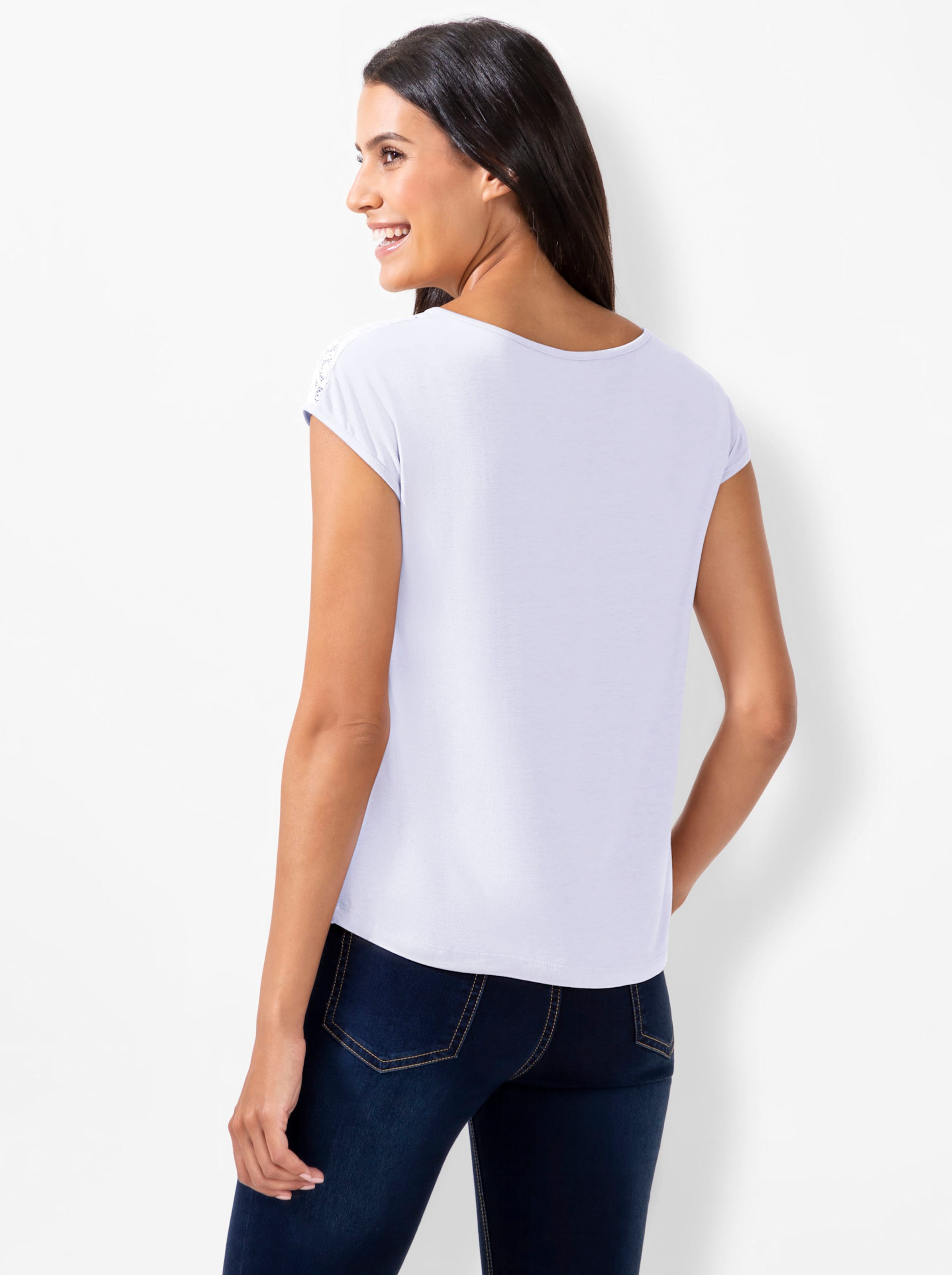Haut günstig Kaufen-V-Shirt in weiß von heine. V-Shirt in weiß von heine <![CDATA[Dank des Spitzeneinsatzes an den Schultern zeigt dieses Shirt verführerisch etwas Haut. Ein weiteres trendstarkes Detail ist der Metall-Reißverschluss am V-Ausschnitt. Aktuelle Silh