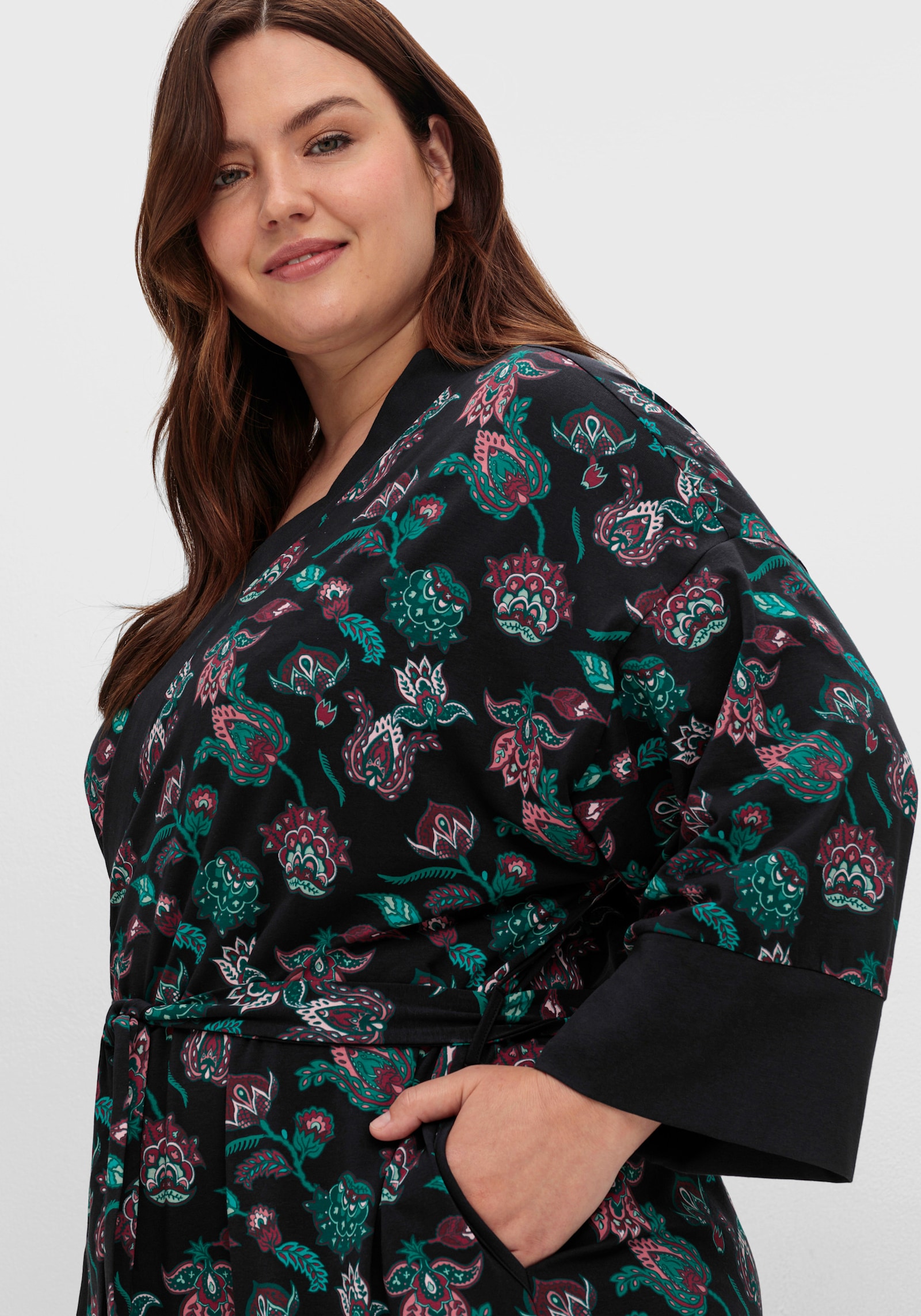 sheego Morgenmantel mit Bindegürtel und seitlichen Taschen - schwarz bedruckt