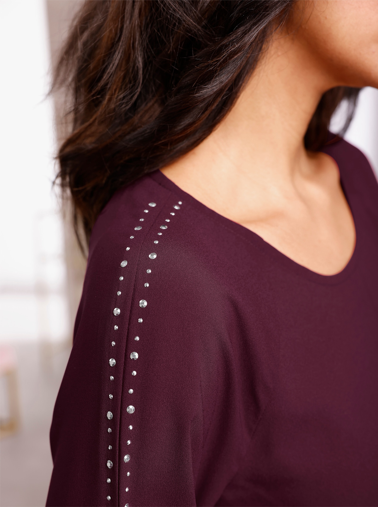 Comfortabele blouse met siersteentjes - bordeaux