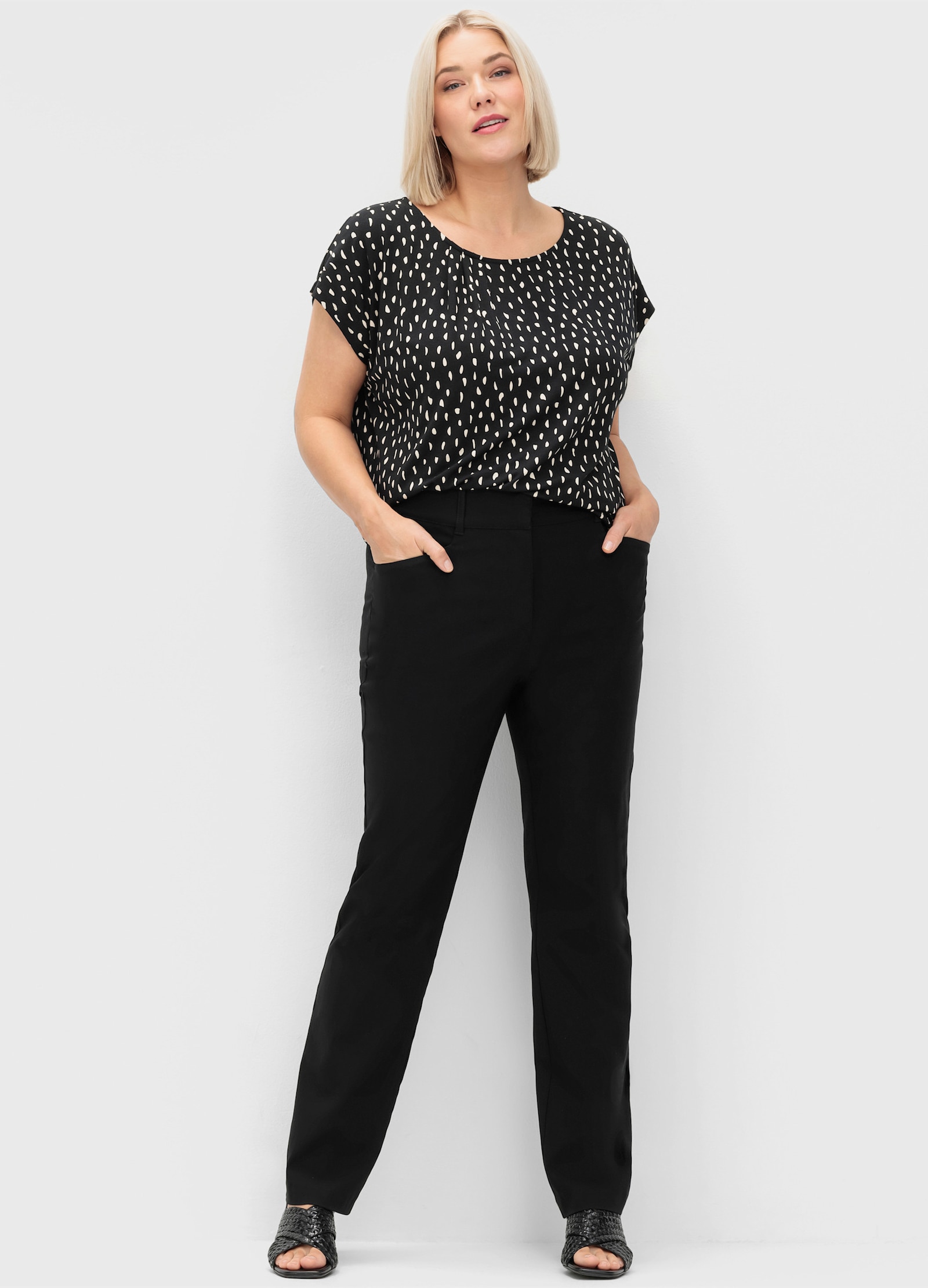 sheego Kurzarmshirt mit grafischem Minimalprint - schwarz-gemustert