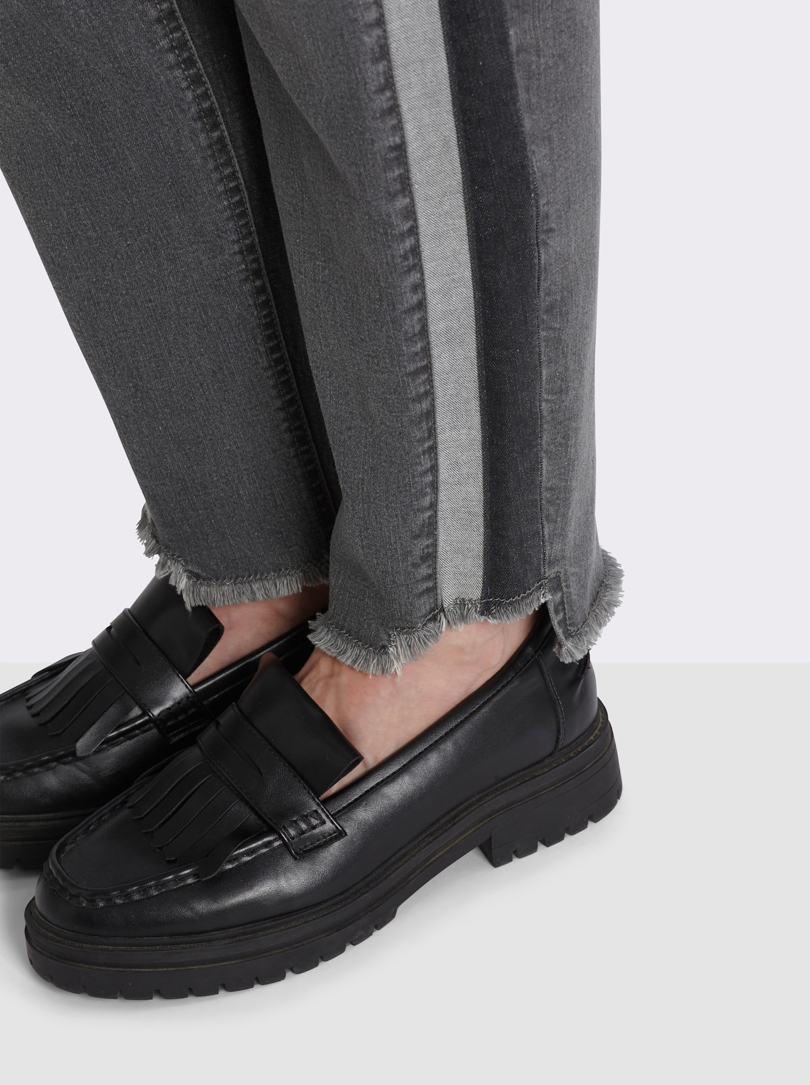 sheego Jeans mit Kontrasteinsatz und Fransensaum - grey denim
