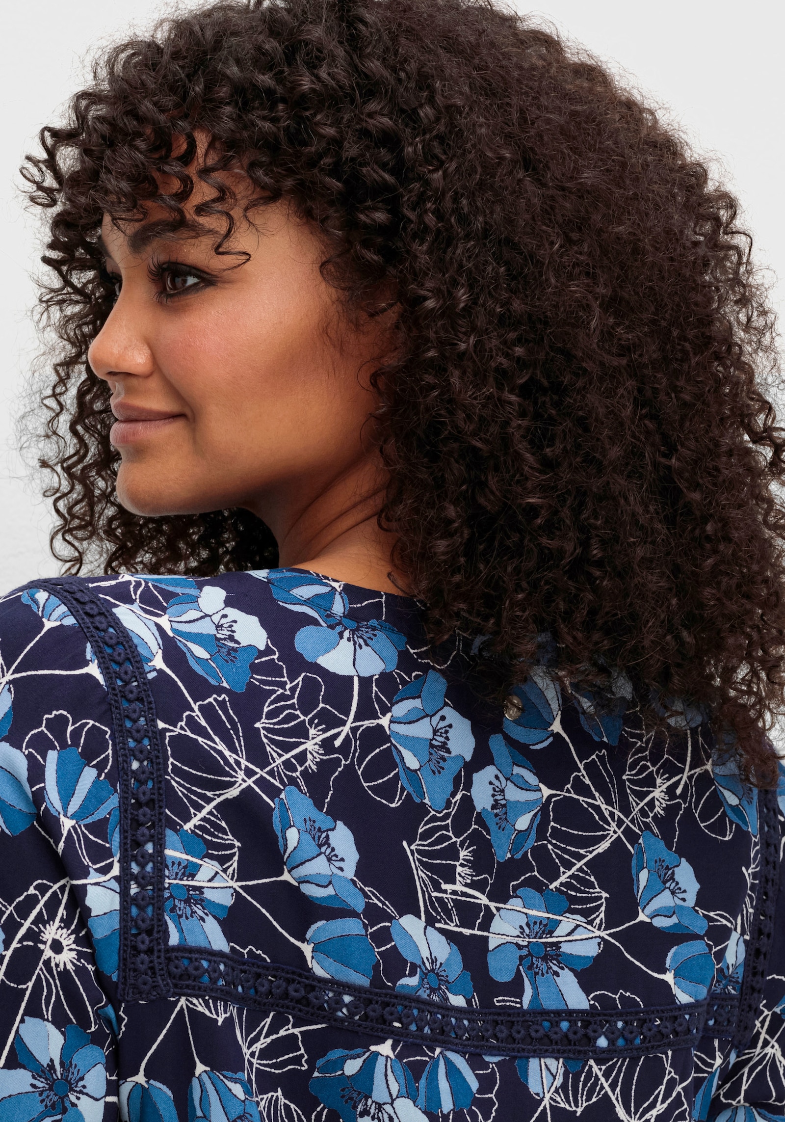 sheego Druckbluse mit Spitzenborten - marine-gemustert