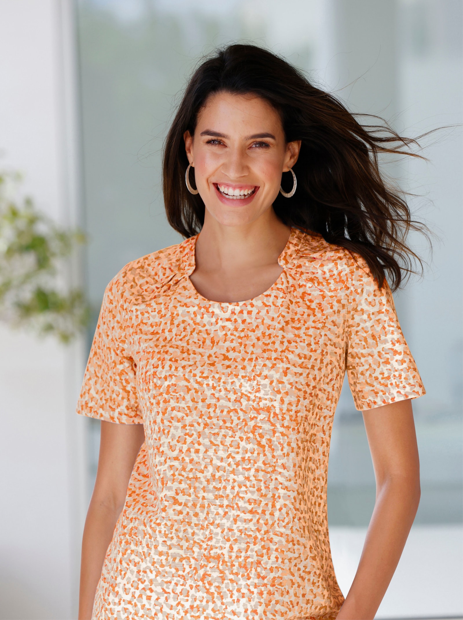 Print-Shirt mit Falten-Verzierung am Ausschnitt - apricot-bedruckt
